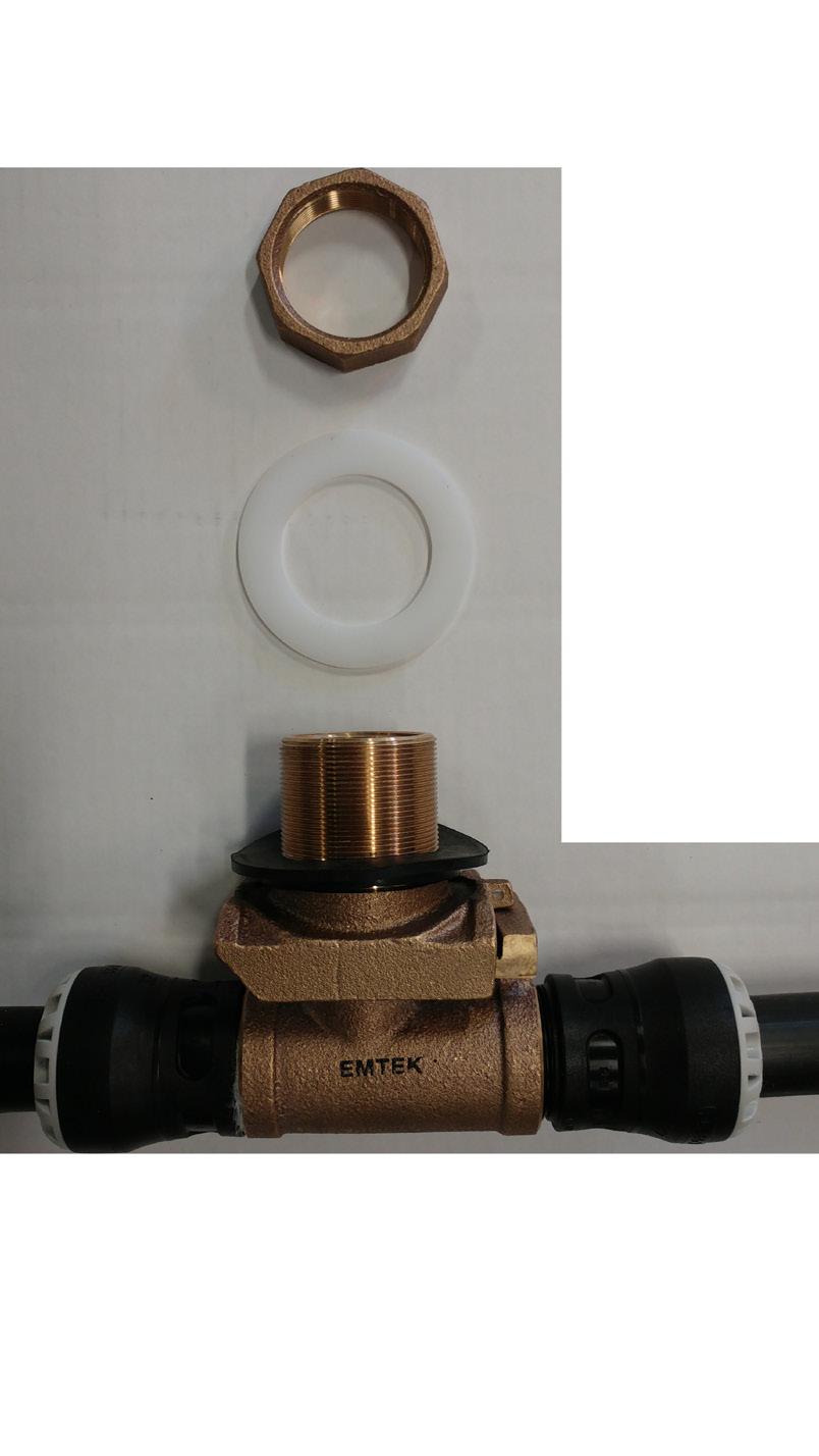 5.3 TA BORT MUTTER Ta bort mutter (mässing) och den vita plastförstärkningsringen från adaptern. 5.