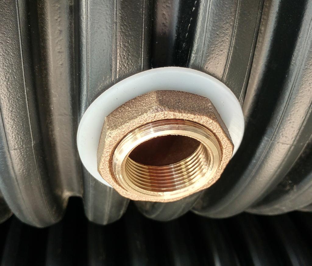 Mata den gängade delen av adaptern genom det 54mm hål som du har borrat.