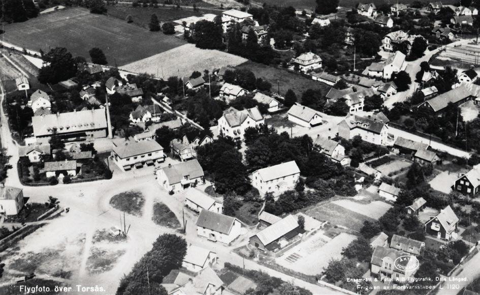 Kort om den aktuella byggnaden Flygfoto över Olssonska gården från 1950. Brygghuset syns till höger i foto och förefaller ha haft en ljusare fasadkulör än dagens slamfärgade fasader. Foto: KLM arkiv.