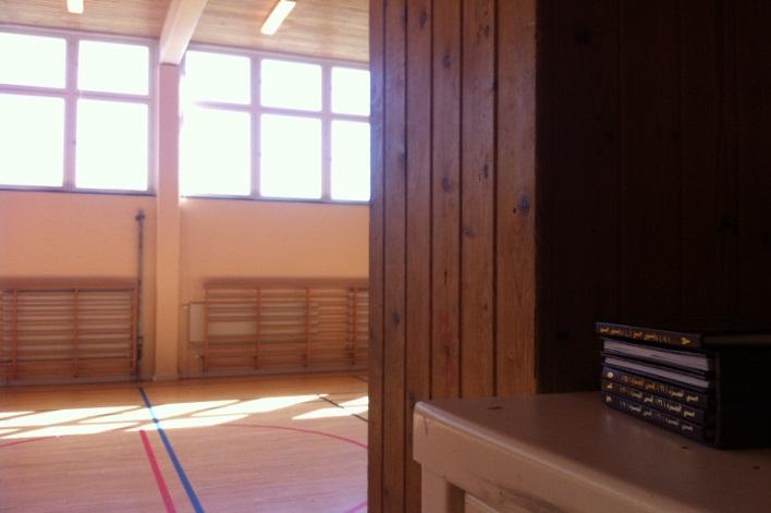 Yoga i Kämpingehallen Jag träffar yogainstruktören Sussi en solig vårdag utanför Kämpingehallen i centrala Tensta. Det är lugnt och tyst i området och inte så mycket folk i rörelse runt sporthallen.