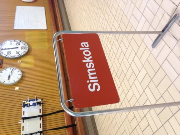 Simundervisning i Tensta Simhall Simträningen är i full gång då jag kommer till Tensta simhall på tisdag morgon vid 8.30. Det är påsklov och veckans lovaktiviteter i simhallen har just börjat.