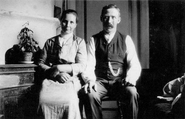 Son Sven Gustaf född i Götlunda 1909 den 14/4 Son Karl Josef född i Götlunda 1911 den 23/12 Dotter Elin Matilda född i Åsle 1915 den 27/1 1933 04 17 avlider Erik