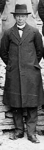 Arvid Pettersson, Hålltorp, 1923 Mantalsskrivningen 1941: På gården Hålltorp Lilla skrivs nu; Hemmansägaren Pettersson, Arvid Edvard född 1870 den 12/2 dör 71 år gammal 1941 Rättaren Pettersson Johan