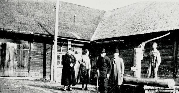 Bild från Skarke Varnhems Hembygdsförenings bildarkiv, 2014. Gamla stugan i Bäckedalen, där Petter Lindqvist bodde och undervisade skolbarn under 1830 40 talen.
