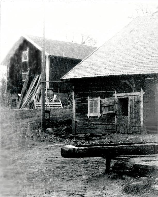Bild från Varnhemsbygden 1991 Museets bildtext: "Interiör från gamla köket på Hålltorp i Varnhem. Spisen togs bort vid ombyggnad 1954.