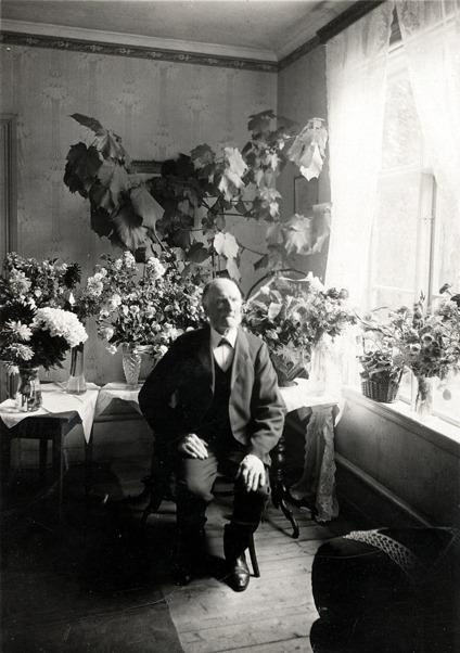 Foto från Skarke Varnhems Hembygdsförenings Digitala Arkiv, G. 1 (1) Per August Pettersson, Hålltorp, född 21/9 1837 och död 15/1 1936 (99 år gammal).