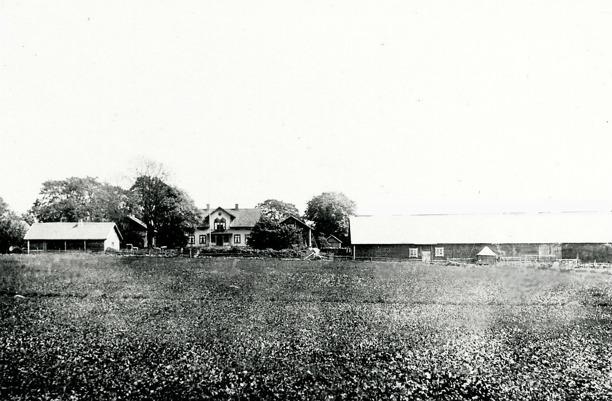 1944 och en ny byggdes upp med gaveln mot vägen. Ladugårdsdelen närmast vägen var sedan gammalt häststall och loge.