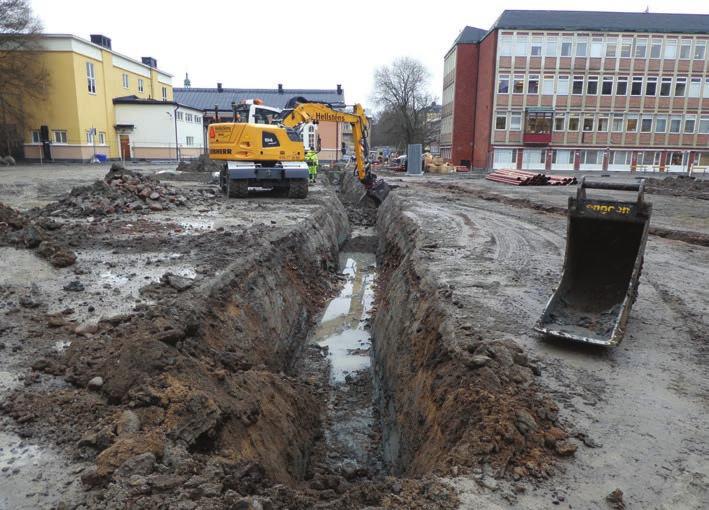 Undersökningsresultat Vid schaktningsövervakningen framkom flertalet nedgrävningar igenfyllda med omrörd lera och en stor mängd yngre rödgods av modernt slag, tillsammans med porslin, glas och