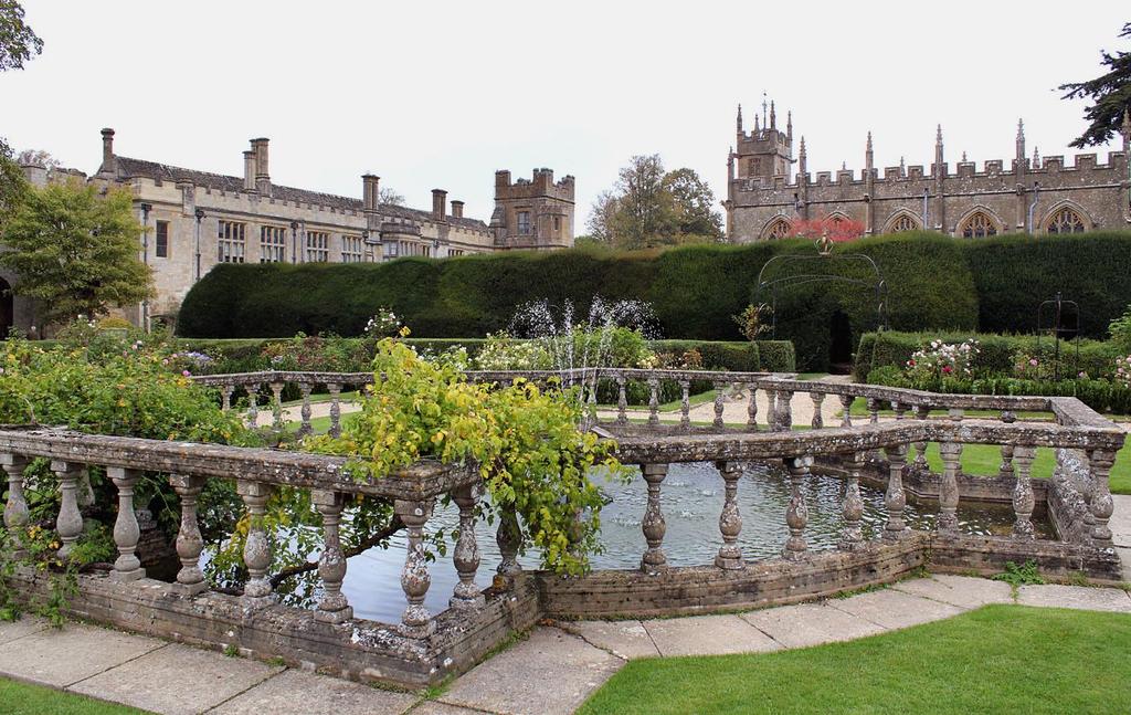 År 1830 köpte de framgångsrika handsmakarbröderna John och William Dent Sudeley Castle, och