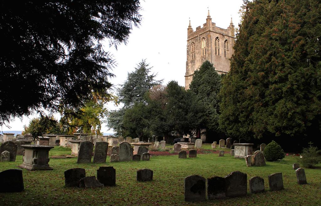 Vid Berkeley Castle ligger St Mary s Church med rötter i det