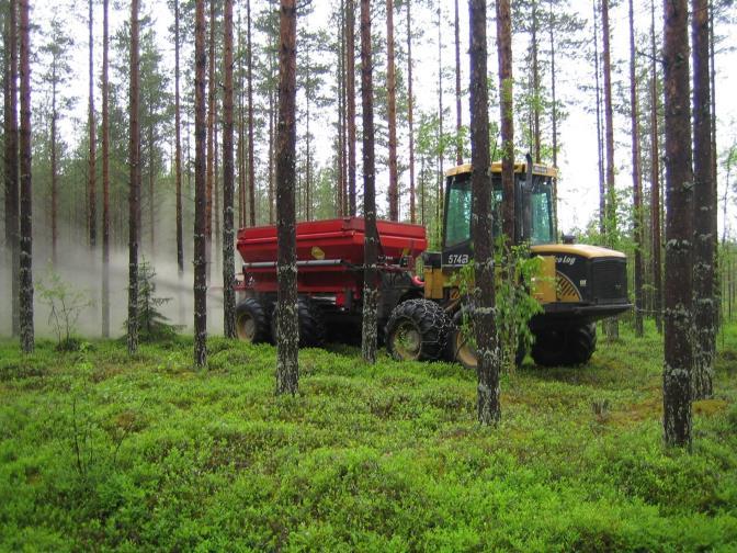 Lastning av traktorspridaren med Bionäring SkogCan består av ammoniumnitrat med tillsats av magnesium, kalcium och bor och används för skogsgödsling i stor skala i Sverige. Kvävehalten är 27%.