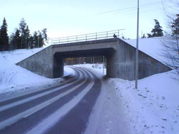 Korsning med Bällstabergsvägen Korsning med Gamla Karlbergsvägen Vid Manhemsvägen finns en plankorsning för gång-, cykel- och biltrafik.