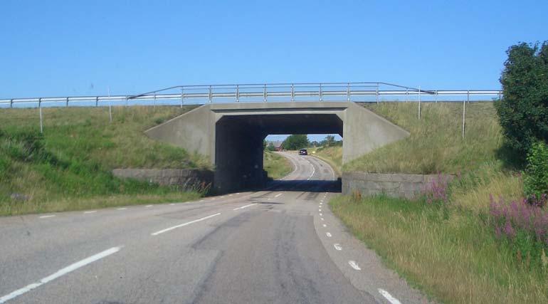 7.7 Gator och trafik Körvägar På tre ställen finns vägar som korsar järnvägen. De tre korsande vägarna är Bällstabergsvägen, Gamla Karlbergsvägen och Manhemsvägen.