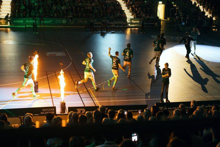 Det ﬁnns ett band ellan spelarna och publiken so är unikt för handbollen.