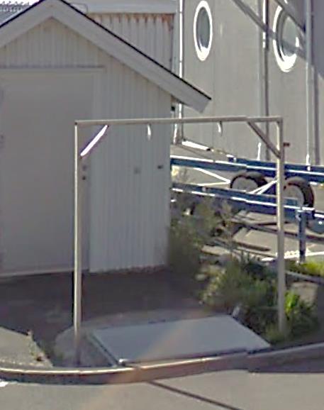 Lyft En lyftanordning utformas enligt bild. Anordningen skall dimensioneras efter pumpens vikt, dock minimum 500 kg, av Entreprenör i samråd med Beställaren.
