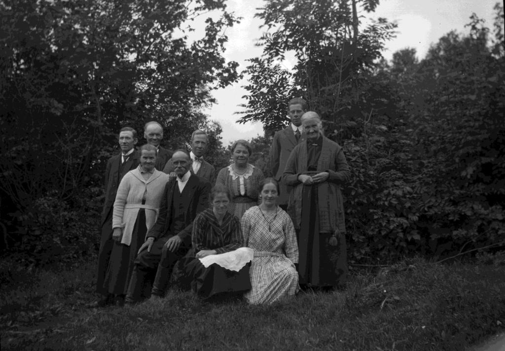 Samling i byn. Gertrud och Elisabeth Svensson sitter främst.