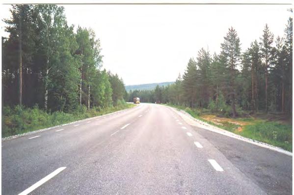 4 Provvägsförsök på väg 90 Skarped Näsåker, Ångermanland Försöket utfördes i slutet av augusti 2001. Asfaltmassorna tillverkades i ett kallblandningsverk med kontinuerlig blandningsprocess.