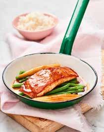 cirka 30 min Ingredienser: 6 portioner ris 1 förp (450 g) frysta haricots verts Lax 1 burk (425 g) minimajs 6 portionsbitar laxfilé 1 tsk olja 210 ml hoisinsås 1 dl vatten Hoisinstekt lax med gröna