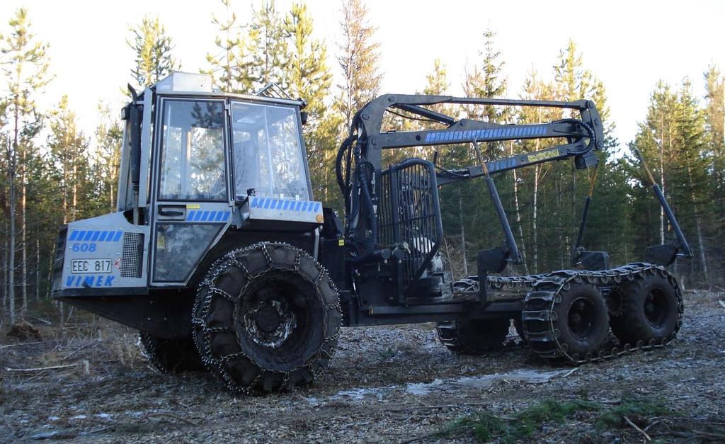 dvs. bunten kapades på mitten, lades ihop med den resterande bunten och lastades därefter på lastutrymmet; 3) När ett fullt lass var uppnått skotades träddelarna ut till avlägg för efterföljande