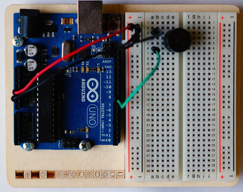 PROJEKT LJUD s 1 I det här projektet ska du koppla en krets som innehåller en högtalare och skriva ett program som får högtalaren att spela toner och melodier.