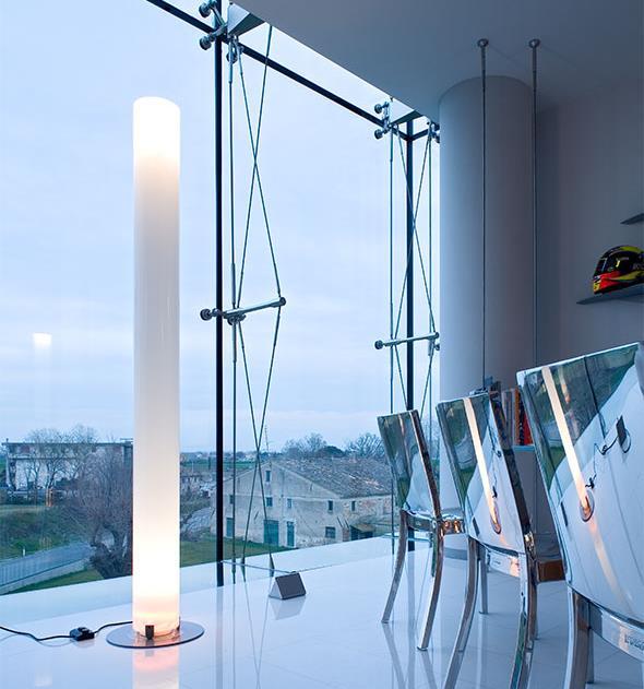 GOLVLAMPA STYLOS FLOS MODELL: STYLOS F6320000/6330004 UTFÖRANDE: SILVERFÄRGAD FOT I