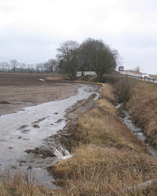 När rännilarna koncentreras till svackor uppkommer kraftigare erosion, kallad temporär ravinerosion (ephemeral gully erosion).