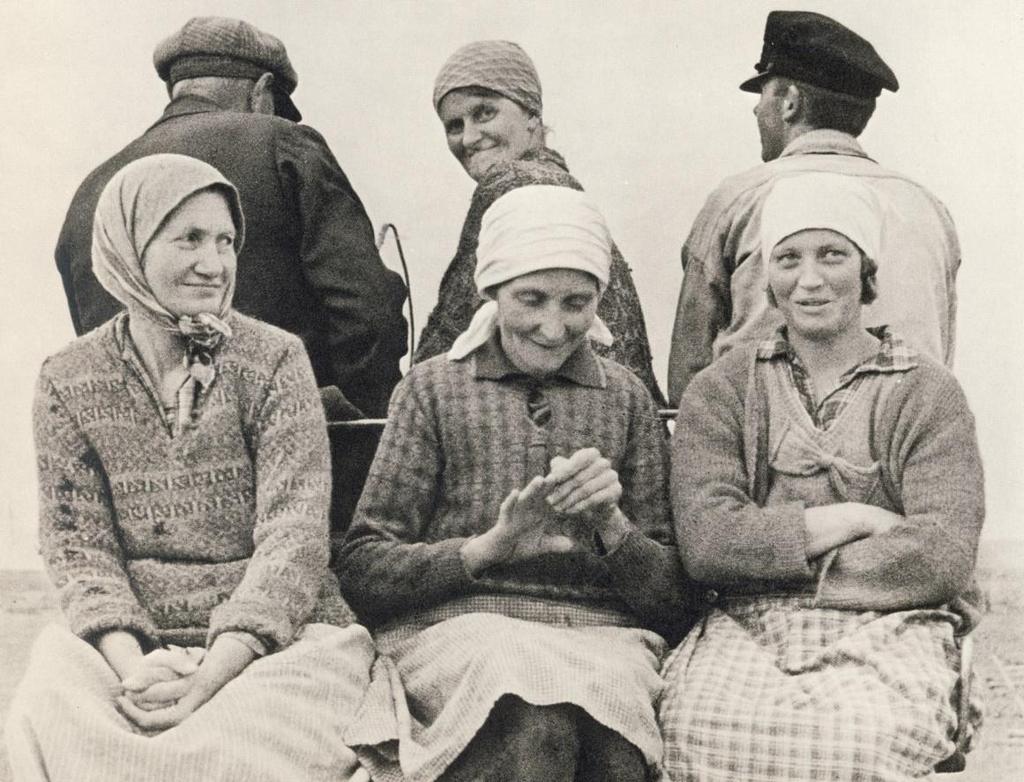 Statare på väg hem från mjölkningen, Ven, 1933. foto: Gunnar Lundh Från fattiga förhållanden Otto, Anna, Johan och Cecilia kom alla från fattiga förhållanden.