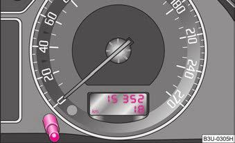 3 Kombiinstrument: Digitalur Klockan får av säkerhetsskäl inte ställas in under färd, utan ska endast ställas in när bilen står stilla. Fig.