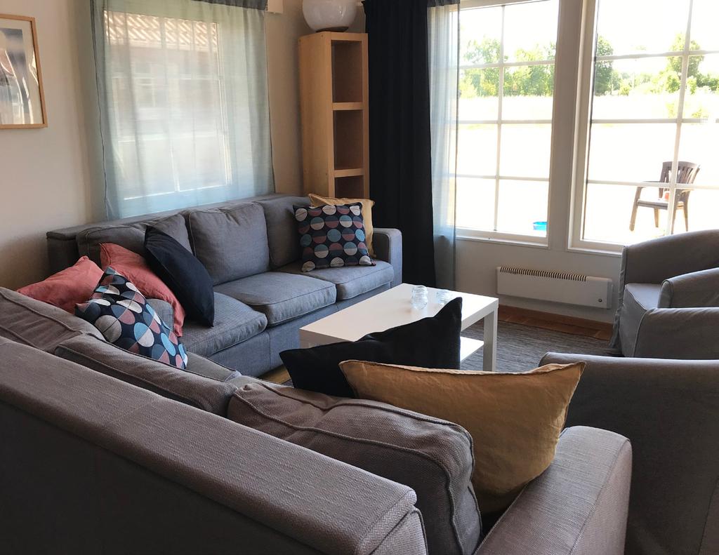 För er som har beställt slutstädning av stugan att utföras av vår personal, ska följande göras: Diska, torka och ställ in allt, porslin och bestick m m i skåp och lådor.