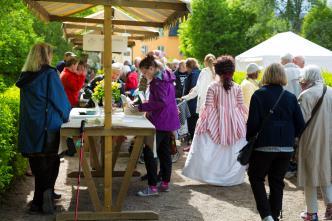 plantskolister och konsthantverkare säljer vanliga, rara och exklusiva växter och trädgårdstillbehör.