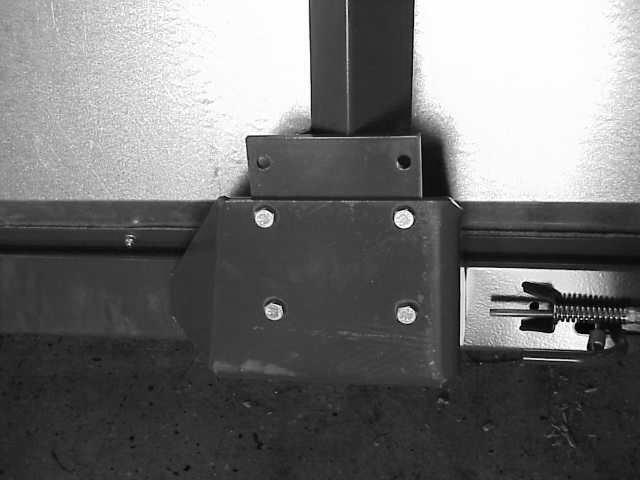 - + Flödesdelare När strängskärmarna är monterade kan inte elevatorn nedsänkas. Stäng avstängningskranarna på höger och väster sida med elevatorn upplyft när strängskärmarna är monterade.