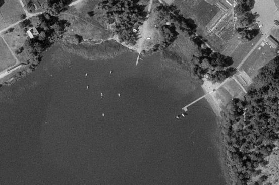 5 Båthamn Vid stranden i den södra delen av fastigheten, badplatsen vid Talludden, finns en brygga. Studier av flygbilder antyder att detta är en badbrygga.