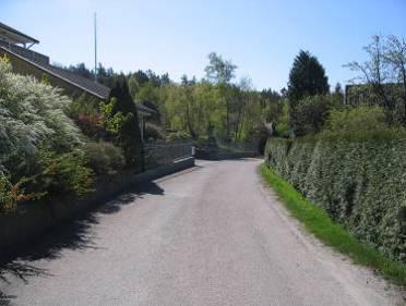 Vägarna kantas idag av murar av natursten eller puts, staket eller häckar. Biltrafik Söder om planområdet pågår utbyggnad av Brottkärrsvägen. Vägen får delvis en helt ny sträckning.
