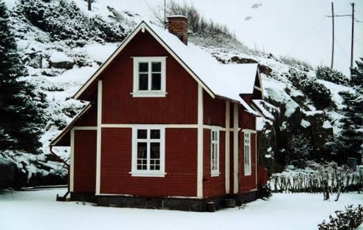 gavelspetsarna. Vid den tidigare hållplatsen Brottkärr på fastigheten Brottkärr 1:70 ligger en f d banvaktstuga med uthus och källare. Området har ett kulturhistoriskt värde.