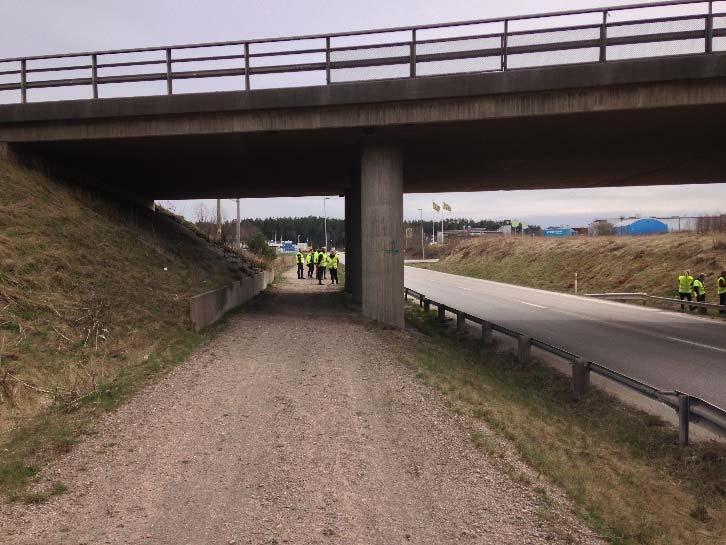 En provisorisk gångväg i grus har anlagts över en VA-ledning utmed väg 44.