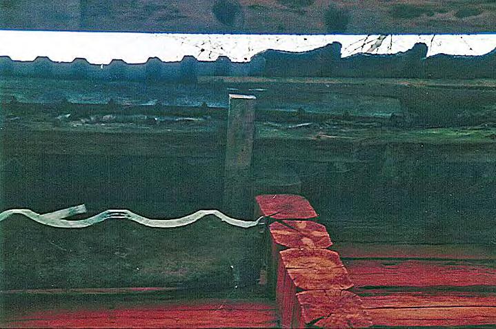 2 Taket täcks med ett gammalt, enkupigt handslaget lertegel med ett undertak av bräder och näver. En liten del av en mullbräda med urtag för vattenavrinning finns på husets baksida.