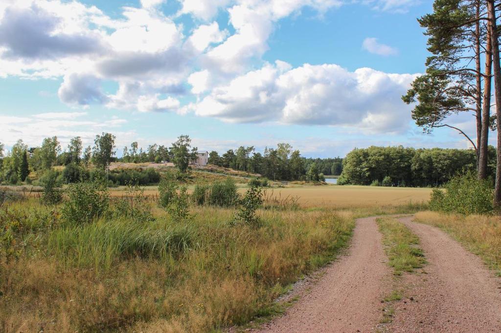 Tomter för bostadshus i Kyrkviken, Eckerö Drömmer du om ett hus på landet och samtidigt vill ha nära till grannar och service? Nu säljs fina tomter på ett nyplanerat område vid Kyrkviken i Eckerö.