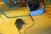 Uppladdning av batteri: 1. Avlägsna clipsen som håller batterilocket och tryck upp toppen. 2. Koppla laddaren till kontakten. Se figur 3. 3. Sätt laddaren till 220V uttag den röda lampan ska lysa.