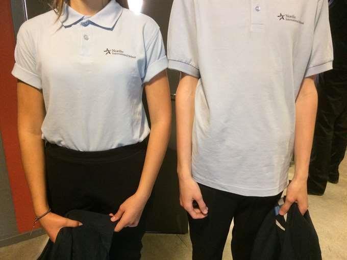 Utdrag från artikel om skoluniform: Eleverna måste ha på sig en ljusblå pikétröja, en marinblå cardigan och svarta inneskor som de får gratis av skolan inför skolstart.