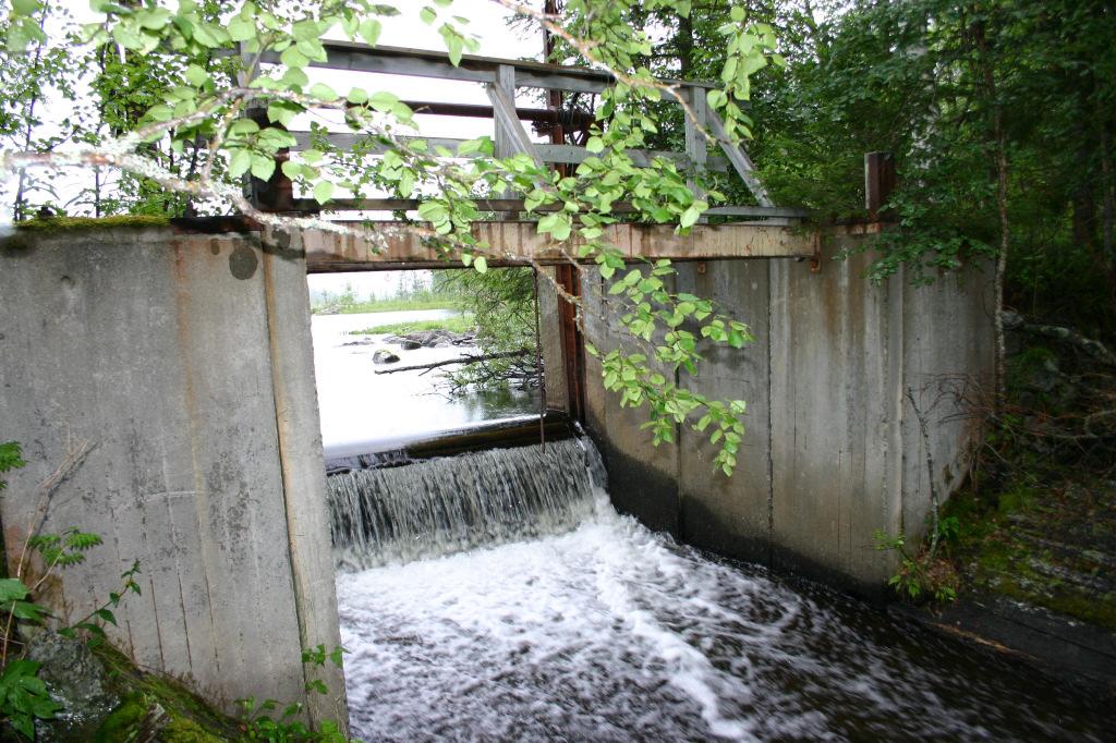 Till skillnad från i Sarvträsket finns dock dessutom en nytillverkad bro över själva dammen.