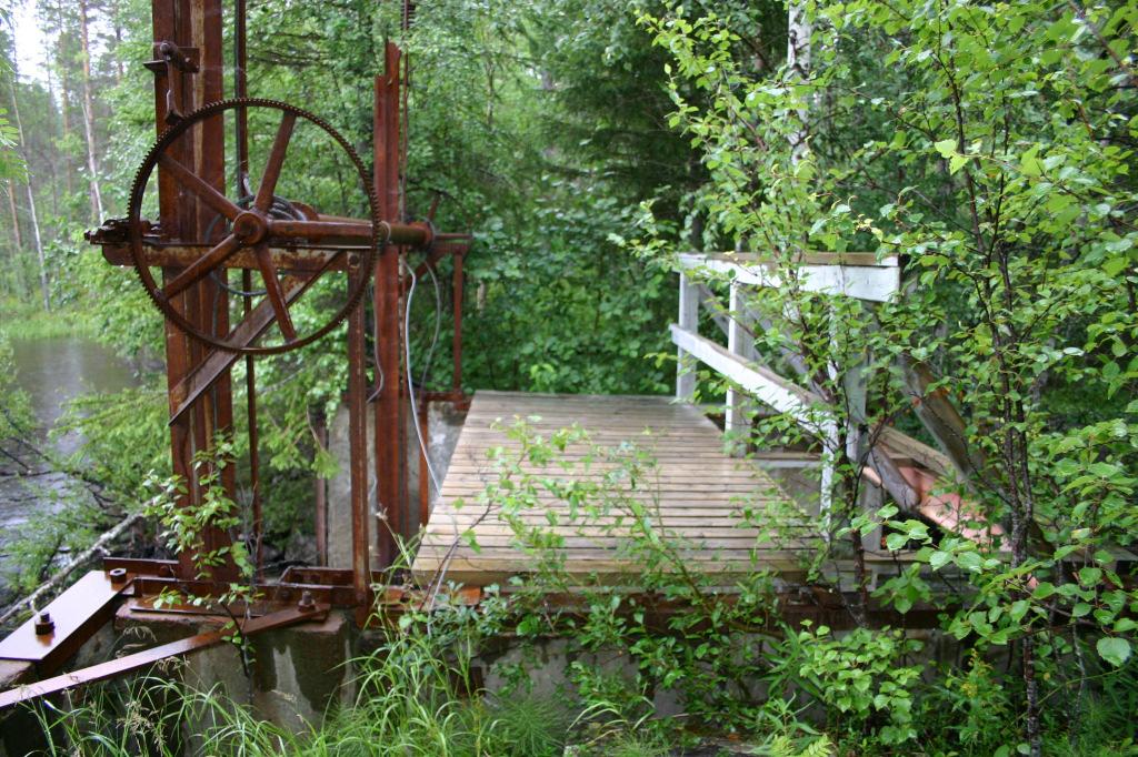 Bild 5 a och b. Dammen vid Rackokalven med bro samt rännan ca 200 meter nedströms dammen. Damm Byssträsket Dammen nedströms Byssträsket är sedan tidigare utriven.