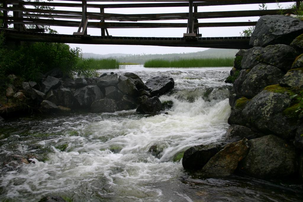 Bild 7 a och b. Foto över strömnacken vid den gamla dammen. Bild 8. Foto av ovansidan av strömnacken vid Byssträsket.