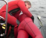 På bilderna här intill ser ni hur man plockar upp en medvetslös person ur vattnet på lättaste sätt. Vi ser på dessa bilder en RIBbåt, men samma teknik går att använda i en plasteka.