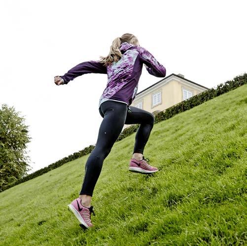 Styrkeövning Squat jumps Så gör du: Ställ dig vid foten av backen. Placera fötterna med axelbredds avstånd och gå ner i en djup squat så långt ner du kan komma utan att hälarna lyfts från marken.