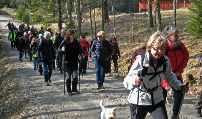 Under vandringen besöker vi några intressanta platser från Märta Kraemers barndomsminnen som hon på ett levande sätt skildrat i sin bok från Össeby och Gillberga gård där hon föddes