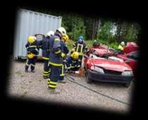 Ungdomarna fick testa på att klippa i bilarna, sprida och lyfta upp dem. När de lyfte upp en av bilarna skulle fick man säkra bilen med hjälp av trappor.