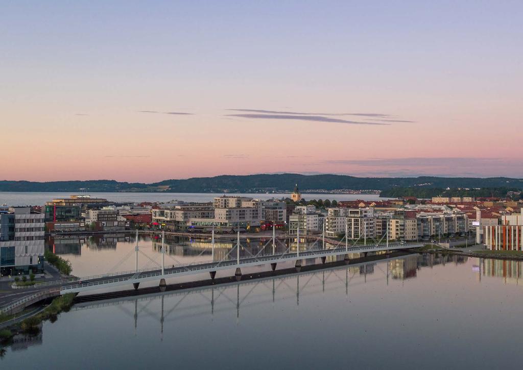 JÖNKÖPING Vid Vätterns södra strand ligger Jönköping, en stad som befinner sig i ett expansivt läge och utveckling. Staden och dess centrum präglas av en ökande tillväxt som skapar en pulserande stad.