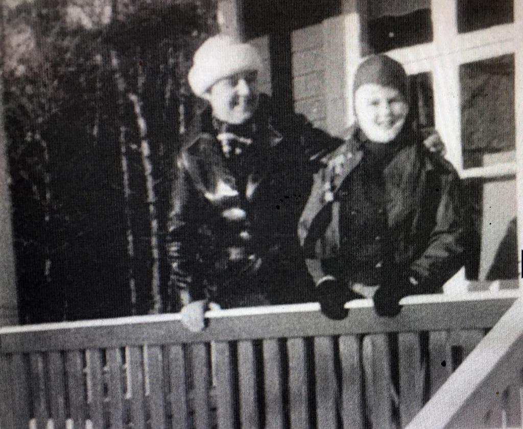 Nanna Svartz och Gunvor Svartz-Malmberg på verandan till det hus som revs 1942. Huset utrustades med alla dåtida moderniteter.