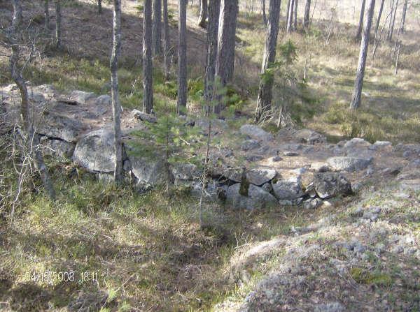 Foto: Urban Sondell 2008 Hagelstam, Södertörns Vildhuss! Bilden ovan visar en stenmur uppe i Hanveden som är en rest av entreprenören Julius Hagelstams projekt att leda om vattenvägarna däruppe.