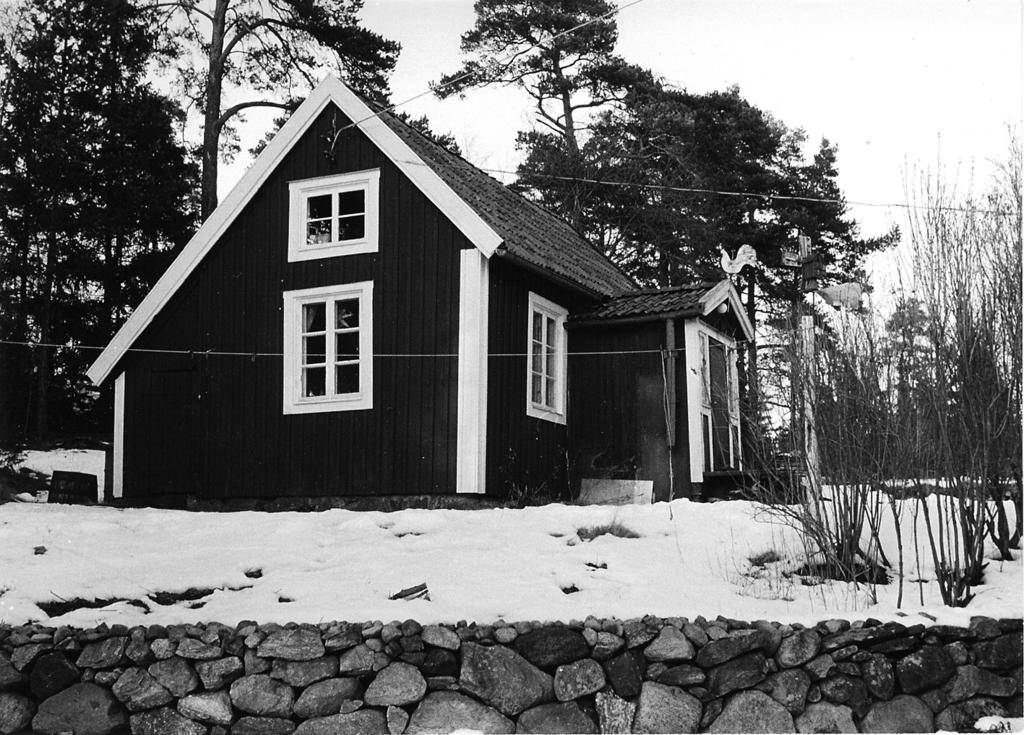 Hans första tjänst blir som dränggosse på Fållnäs, sedan statdräng på Hammersta, några korta sejourer som arbetare i huvudstaden och sedan mjölnardräng på Husby i Österhaninge.